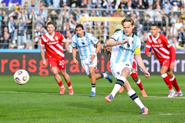 Thore Jacobsen (TSV 1860, 5) erzielt das Tor zum 1:0 per Foulelfmeter, Torschuetze zum 1:0, scores the goal, Tor, Goal, Torerfolg, Action, Aktion, 01.11.2025, München (Deutschland), Fussball, 3. Liga, TSV 1860 München - FC Energie Cottbus, DFB DFL REGULATIONS PROHIBIT ANY USE OF PHOTOGRAPHS AS IMAGE SEQUENCES AND OR QUASI-VIDEO.