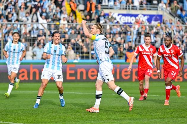 v.li.: Sean Dulic (TSV 1860, 25) Tunay Deniz (TSV 1860, 36) Thore Jacobsen (TSV 1860, 5) mit Torjubel, Jubel, Torjubel, Torerfolg, celebrate the goal, goal, celebration, Jubel ueber das Tor zum 1:0 durch Thore Jacobsen (TSV 1860, 5), optimistisch, Action, Aktion , Axel Borgmann (Cottbus, 20) Anderson Lucoqui (Cottbus, 24) enttaeuscht schauend, Enttaeuschung, Frustration, disappointed, pessimistisch, 01.11.2025, München (Deutschland), Fussball, 3. Liga, TSV 1860 München - FC Energie Cottbus, DFB DFL REGULATIONS PROHIBIT ANY USE OF PHOTOGRAPHS AS IMAGE SEQUENCES AND OR QUASI-VIDEO.
