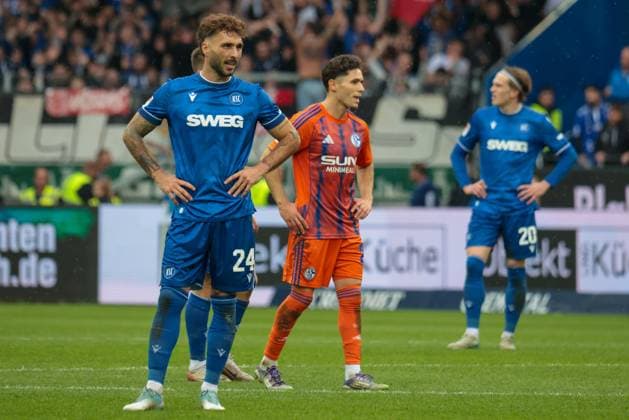 01.11.2025, xhettx, Fussball 2.Bundesliga, Karlsruher SC - FC Schalke 04 v.l. Schleusener, Fabian (Karlsruher SC, 24) (DFL DFB REGULATIONS PROHIBIT ANY USE OF PHOTOGRAPHS as IMAGE SEQUENCES and or QUASI-VIDEO) Karlsruhe
