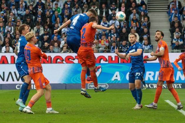 01.11.2025, xhettx, Fussball 2.Bundesliga, Karlsruher SC - FC Schalke 04 v.l. Kopfball zum 1:1 durch Beifus, Marcel (Karlsruher SC, 4) (DFL DFB REGULATIONS PROHIBIT ANY USE OF PHOTOGRAPHS as IMAGE SEQUENCES and or QUASI-VIDEO) Karlsruhe