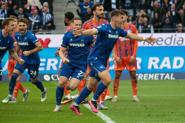 01.11.2025, xhettx, Fussball 2.Bundesliga, Karlsruher SC - FC Schalke 04 v.l. jubel über das 1:1 durch Beifus, Marcel (Karlsruher SC, 4) (DFL DFB REGULATIONS PROHIBIT ANY USE OF PHOTOGRAPHS as IMAGE SEQUENCES and or QUASI-VIDEO) Karlsruhe