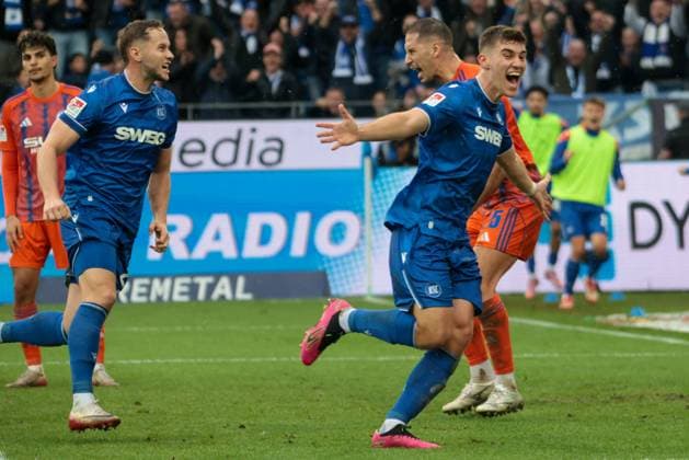 01.11.2025, xhettx, Fussball 2.Bundesliga, Karlsruher SC - FC Schalke 04 v.l. jubel über das 1:1 durch Beifus, Marcel (Karlsruher SC, 4 (DFL DFB REGULATIONS PROHIBIT ANY USE OF PHOTOGRAPHS as IMAGE SEQUENCES and or QUASI-VIDEO) Karlsruhe