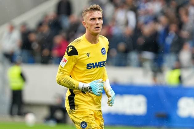 Fussball: 2. Bundesliga, 11. Spieltag, Karlsruher SC - FC Schalke 04 am 01.11.2025 in Karlsruhe (BBBank Wildpark), Deutschland, Saison 2025 2026 DFL REGULATIONS PROHIBIT ANY USE OF PHOTOGRAPHS AS IMAGE SEQUENCES AND OR QUASI VIDEO: Hans Christian Bernat (1, KSC) im Fokus. Karlsruhe BBBank Wildpark Deutschland