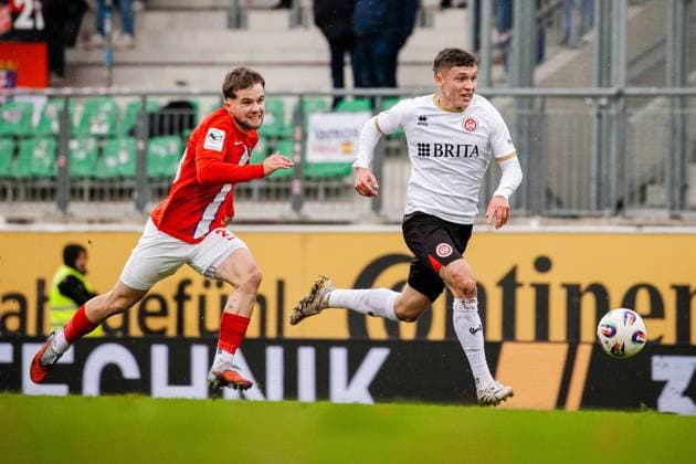 Fussball - 3. Liga - TSV Havelse - SV Wehen Wiesbaden - 01.11.25, Robin Müller (Havelse), Niklas May (Wehen), -