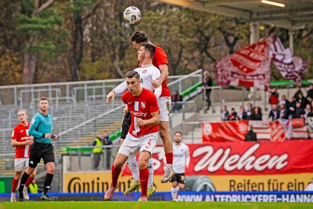 Fussball - 3. Liga - TSV Havelse - SV Wehen Wiesbaden - 01.11.25, Besfort Kolgeci (Havelse), Moritz Flotho (Wehen), Semi Belkahia (Havelse), -