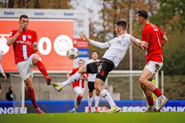 Fussball - 3. Liga - TSV Havelse - SV Wehen Wiesbaden - 01.11.25, Besfort Kolgeci (Havelse), Moritz Flotho (Wehen), Semi Belkahia (Havelse), -