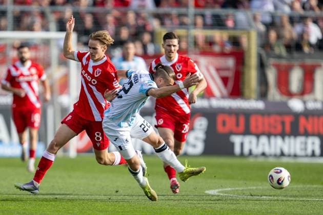 Lukas Michelbrink 8 (FC Energie Cottbus) foult Sigurd Haugen 22 (TSV 1860 Muenchen), TSV 1860 Muenchen vs. Energie Cottbus, 3. Liga, 13. Spieltag, 01.11.2025 DFB regulations prohibit any use of photographs as image sequences and or quasi-video Muenchen Bayern Deutschland