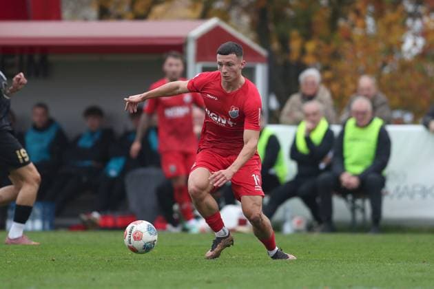 01.11.2025, xjcx, Herren, Fussball, Saison 2025 2026, Regionalliga Bayern, 16. Spieltag: TSV Aubstadt - TSV Schwaben Augsburg Radzivon Hushcha ( 18, TSV Aubstadt) Sulzfeld Schulstadion Aubstadt (NGN Arena) Bayern Deutschland