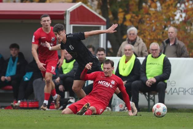 01.11.2025, xjcx, Herren, Fussball, Saison 2025 2026, Regionalliga Bayern, 16. Spieltag: TSV Aubstadt - TSV Schwaben Augsburg Odin Redier ( 4, TSV Schwaben Augsburg) und Franz Helmer ( 5, TSV Aubstadt) Sulzfeld Schulstadion Aubstadt (NGN Arena) Bayern Deutschland