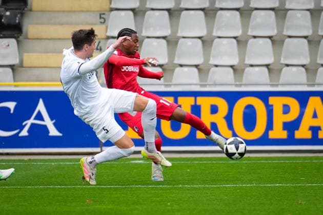 Deutschland, Fußball, Regionalliga Südwest, Saison 2025 2026, 15. Spieltag SC Freiburg II vs. TSV Steinbach Haiger Dreisamstadion (Freiburg): Dominic Volkmer (TSV Steinbach Haiger, 05) David Amegnaglo (SC Freiburg II, 11) Freiburg Dreisamstadion Baden-Württemberg Deutschland Copyright: xFINLEYxMÖRCHx
