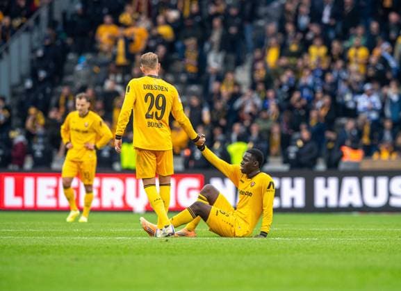 Fussball, Herren, Saison 2025 2026, 2. Bundesliga (11. Spieltag), Hertha BSC - Dynamo Dresden, v.l. Lukas Boeder (Dresden), Kofi Amoako (Dresden), Enttäuschung nach Abpfiff, 01.11. 2025,