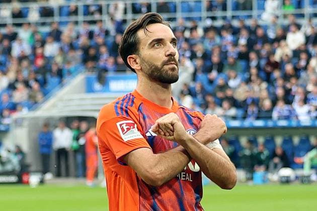 01.11.2025, xrekx, Fussball 2.Bundesliga, Karlsruher SC - FC Schalke 04 v.l. Torjubel nach dem Tor zum celebrating the goal celebrate 0:1 durch Kenan Karaman (FC Schalke 04) (DFL DFB REGULATIONS PROHIBIT ANY USE OF PHOTOGRAPHS as IMAGE SEQUENCES and or QUASI-VIDEO) Karlsruhe