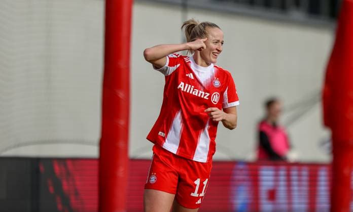 DEU, München, FC Bayern München vs SGS Essen, Google Pixel Frauen Bundesliga, DFB, Saison 2526, FC Bayern Campus, 8. Spieltag im Bild: Tor und Jubel, Lea Schüller (Bayern München 11) erzielt das 3:1 gegen Essen, Freude DFB DFL REGULATIONS PROHIBIT ANY USE OF PHOTOGRAPHS AS IMAGE SEQUENCES AND OR QUASI-VIDEO, 01.11.2025 Copyright: HMBxMedia HendrikxHamelau