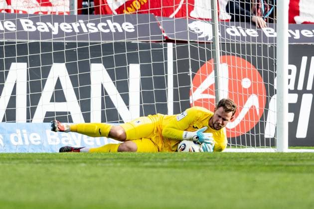 Thomas Daehne (Torwart, TSV 1860 Muenchen, 21) sichert einen Ball GER, TSV 1860 Muenchen vs. FC Energie Cottbus, Fussball, 3. Bundesliga, 13. Spieltag, Saison 2025 2026, 01.11.2025. (DFL DFB REGULATIONS PROHIBIT ANY USE OF PHOTOGRAPHS as IMAGE SEQUENCES and or QUASI-VIDEO). GER, TSV 1860 Muenchen vs. FC Energie Cottbus, Fussball, 3. Bundesliga, 13. Spieltag, Saison 2025 2026, 01.11.2025. Muenchen Copyright: xEibner-Pressefoto HeikexFeinerx EP_HFR