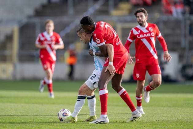 Sigurd Haugen (TSV 1860 Muenchen, 22) schirmt den Ball vor King Manu (FC Energie Cottbus, 2) ab GER, TSV 1860 Muenchen vs. FC Energie Cottbus, Fussball, 3. Bundesliga, 13. Spieltag, Saison 2025 2026, 01.11.2025. (DFL DFB REGULATIONS PROHIBIT ANY USE OF PHOTOGRAPHS as IMAGE SEQUENCES and or QUASI-VIDEO). GER, TSV 1860 Muenchen vs. FC Energie Cottbus, Fussball, 3. Bundesliga, 13. Spieltag, Saison 2025 2026, 01.11.2025. Muenchen Copyright: xEibner-Pressefoto HeikexFeinerx EP_HFR
