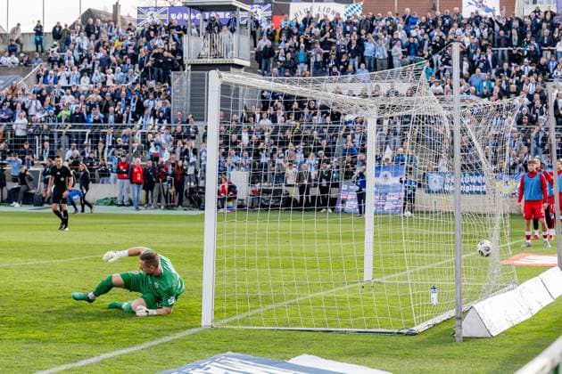 Marius Funk (Torwart, FC Energie Cottbus, 33) muss durch einen Strafstoss Elfmeter das Tor zum 1:0 hinnehmen GER, TSV 1860 Muenchen vs. FC Energie Cottbus, Fussball, 3. Bundesliga, 13. Spieltag, Saison 2025 2026, 01.11.2025. (DFL DFB REGULATIONS PROHIBIT ANY USE OF PHOTOGRAPHS as IMAGE SEQUENCES and or QUASI-VIDEO). GER, TSV 1860 Muenchen vs. FC Energie Cottbus, Fussball, 3. Bundesliga, 13. Spieltag, Saison 2025 2026, 01.11.2025. Muenchen Copyright: xEibner-Pressefoto HeikexFeinerx EP_HFR