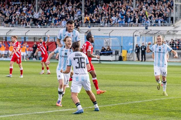 Kevin Volland (TSV 1860 Muenchen, 31), Tunay Deniz (TSV 1860 Muenchen, 36) und Sigurd Haugen (TSV 1860 Muenchen, 22) bejubeln mit Thore Jacobsen (TSV 1860 Muenchen, 05) dessen Tor zum 1:0 per Elfmeter Strafstoss GER, TSV 1860 Muenchen vs. FC Energie Cottbus, Fussball, 3. Bundesliga, 13. Spieltag, Saison 2025 2026, 01.11.2025. (DFL DFB REGULATIONS PROHIBIT ANY USE OF PHOTOGRAPHS as IMAGE SEQUENCES and or QUASI-VIDEO). GER, TSV 1860 Muenchen vs. FC Energie Cottbus, Fussball, 3. Bundesliga, 13. Spieltag, Saison 2025 2026, 01.11.2025. Muenchen Copyright: xEibner-Pressefoto HeikexFeinerx EP_HFR