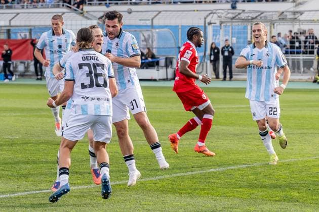 Kevin Volland (TSV 1860 Muenchen, 31), Tunay Deniz (TSV 1860 Muenchen, 36) und Sigurd Haugen (TSV 1860 Muenchen, 22) bejubeln mit Thore Jacobsen (TSV 1860 Muenchen, 05) dessen Tor zum 1:0 per Elfmeter Strafstoss GER, TSV 1860 Muenchen vs. FC Energie Cottbus, Fussball, 3. Bundesliga, 13. Spieltag, Saison 2025 2026, 01.11.2025. (DFL DFB REGULATIONS PROHIBIT ANY USE OF PHOTOGRAPHS as IMAGE SEQUENCES and or QUASI-VIDEO). GER, TSV 1860 Muenchen vs. FC Energie Cottbus, Fussball, 3. Bundesliga, 13. Spieltag, Saison 2025 2026, 01.11.2025. Muenchen Copyright: xEibner-Pressefoto HeikexFeinerx EP_HFR