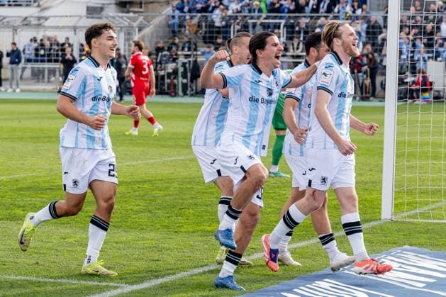 Die Muenchner bejubeln mit Thore Jacobsen (TSV 1860 Muenchen, 05) dessen Tor zum 1:0 per Elfmeter Strafstoss GER, TSV 1860 Muenchen vs. FC Energie Cottbus, Fussball, 3. Bundesliga, 13. Spieltag, Saison 2025 2026, 01.11.2025. (DFL DFB REGULATIONS PROHIBIT ANY USE OF PHOTOGRAPHS as IMAGE SEQUENCES and or QUASI-VIDEO). GER, TSV 1860 Muenchen vs. FC Energie Cottbus, Fussball, 3. Bundesliga, 13. Spieltag, Saison 2025 2026, 01.11.2025. Muenchen Copyright: xEibner-Pressefoto HeikexFeinerx EP_HFR