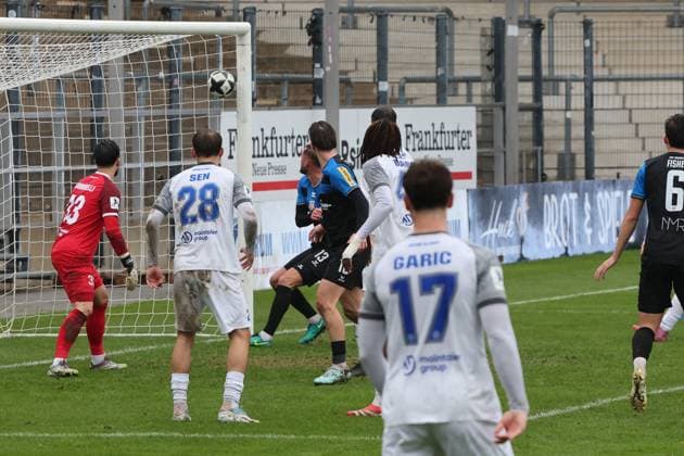 Lukas Gottwalt (FSV Frankfurt, Nr. 13) trifft zum 2:0 in den Winkel, Tor , Regionalliga, FSV Frankfurt - Bayern Alzenau, Fussball Regionalliga Südwest 25 26, 15. Spieltag, Saison 2025 2026, 01.11.2025, Frankfurt PSD-Bank-Arena Deutschland