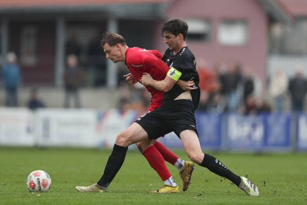 01.11.2025, xjcx, Herren, Fussball, Saison 2025 2026, Regionalliga Bayern, 16. Spieltag: TSV Aubstadt - TSV Schwaben Augsburg Franz Helmer ( 5, TSV Aubstadt) und Benedikt Krug ( 22, TSV Schwaben Augsburg) Sulzfeld Schulstadion Aubstadt (NGN Arena) Bayern Deutschland