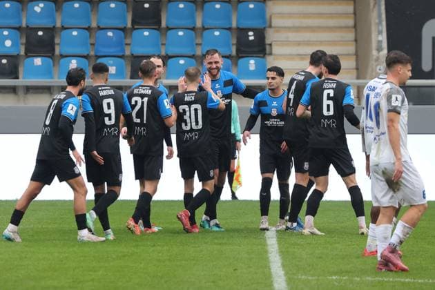 Lukas Gottwalt (FSV Frankfurt, Nr. 13) trifft zum 2:0 in den Winkel und jubelt mit seinen Teamkollegen, Tor , Regionalliga, FSV Frankfurt - Bayern Alzenau, Fussball Regionalliga Südwest 25 26, 15. Spieltag, Saison 2025 2026, 01.11.2025, Frankfurt PSD-Bank-Arena Deutschland