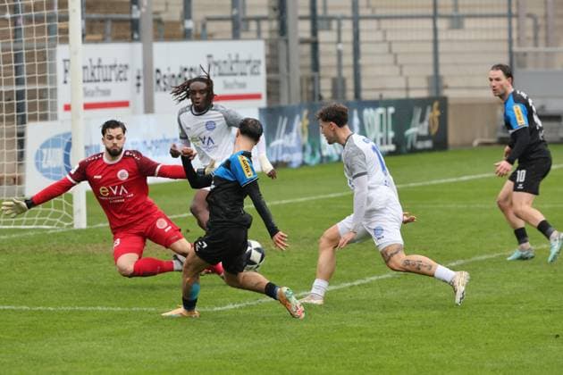 Torvorlage zum 3:0 durch Birkan Celik (FSV Frankfurt, Nr. 7) an Torschützen Cas Peters (FSV Frankfurt, Nr. 10), Tor , Regionalliga, FSV Frankfurt - Bayern Alzenau, Fussball Regionalliga Südwest 25 26, 15. Spieltag, Saison 2025 2026, 01.11.2025, Frankfurt PSD-Bank-Arena Deutschland