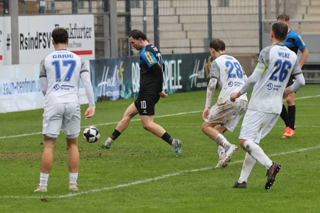 Torschützen Cas Peters (FSV Frankfurt, Nr. 10) schiesst unbedingt zum Tor ein, 3:0 , Regionalliga, FSV Frankfurt - Bayern Alzenau, Fussball Regionalliga Südwest 25 26, 15. Spieltag, Saison 2025 2026, 01.11.2025, Frankfurt PSD-Bank-Arena Deutschland