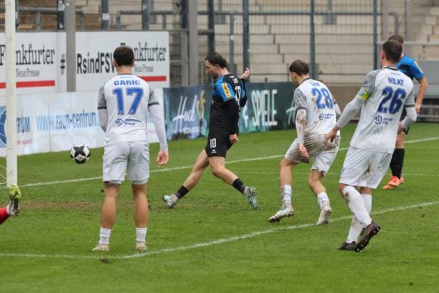 Torschützen Cas Peters (FSV Frankfurt, Nr. 10) schiesst unbedingt zum Tor ein, 3:0 , Regionalliga, FSV Frankfurt - Bayern Alzenau, Fussball Regionalliga Südwest 25 26, 15. Spieltag, Saison 2025 2026, 01.11.2025, Frankfurt PSD-Bank-Arena Deutschland