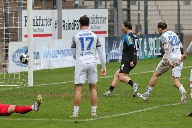Torschützen Cas Peters (FSV Frankfurt, Nr. 10) schiesst unbedingt zum Tor ein, 3:0 , Regionalliga, FSV Frankfurt - Bayern Alzenau, Fussball Regionalliga Südwest 25 26, 15. Spieltag, Saison 2025 2026, 01.11.2025, Frankfurt PSD-Bank-Arena Deutschland
