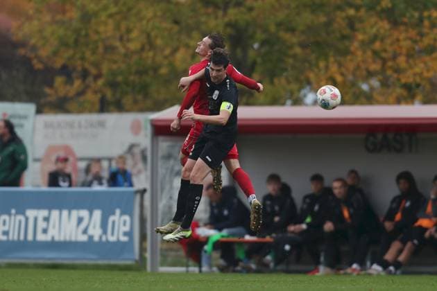 01.11.2025, xjcx, Herren, Fussball, Saison 2025 2026, Regionalliga Bayern, 16. Spieltag: TSV Aubstadt - TSV Schwaben Augsburg Franz Helmer ( 5, TSV Aubstadt) und Benedikt Krug ( 22, TSV Schwaben Augsburg) Sulzfeld Schulstadion Aubstadt (NGN Arena) Bayern Deutschland