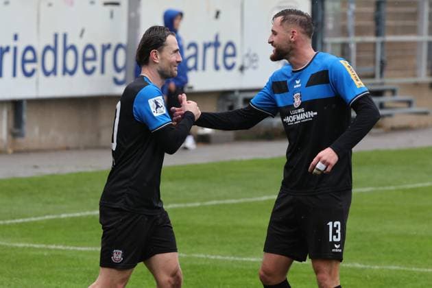 Torschützen unter sich jubeln, Cas Peters (FSV Frankfurt, Nr. 10) jubelt zum Tor 3:0 mit Torschützen zum 2:0 Lukas Gottwalt (FSV Frankfurt, Nr. 13), Torjubel mit seinem Teamkollegen , Regionalliga, FSV Frankfurt - Bayern Alzenau, Fussball Regionalliga Südwest 25 26, 15. Spieltag, Saison 2025 2026, 01.11.2025, Frankfurt PSD-Bank-Arena Deutschland