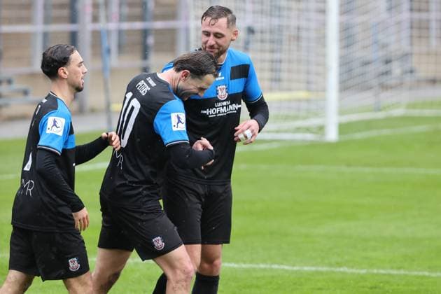 Torschützen unter sich jubeln, Cas Peters (FSV Frankfurt, Nr. 10) jubelt zum Tor 3:0 mit Torschützen zum 2:0 Lukas Gottwalt (FSV Frankfurt, Nr. 13), Torjubel mit seinem Teamkollegen, Birkan Celik (FSV Frankfurt, Nr. 7) , Regionalliga, FSV Frankfurt - Bayern Alzenau, Fussball Regionalliga Südwest 25 26, 15. Spieltag, Saison 2025 2026, 01.11.2025, Frankfurt PSD-Bank-Arena Deutschland