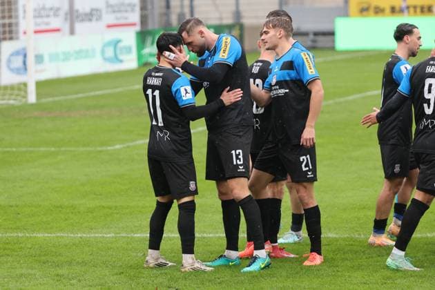 Torschützen unter sich jubeln, Ismail Harnafi (FSV Frankfurt, Nr. 11) jubelt zum Tor 1:0 mit Lukas Gottwalt (FSV Frankfurt, Nr. 13), Torjubel mit seinem Teamkollegen , Regionalliga, FSV Frankfurt - Bayern Alzenau, Fussball Regionalliga Südwest 25 26, 15. Spieltag, Saison 2025 2026, 01.11.2025, Frankfurt PSD-Bank-Arena Deutschland