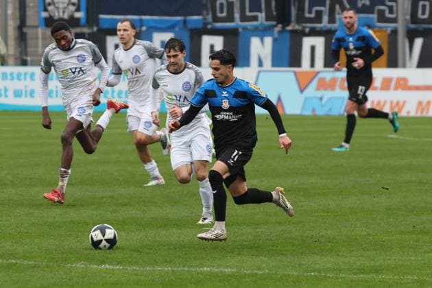 Konter von Torschützen, Ismail Harnafi (FSV Frankfurt, Nr. 11) im Angriff, Regionalliga, FSV Frankfurt - Bayern Alzenau, Fussball Regionalliga Südwest 25 26, 15. Spieltag, Saison 2025 2026, 01.11.2025, Frankfurt PSD-Bank-Arena Deutschland