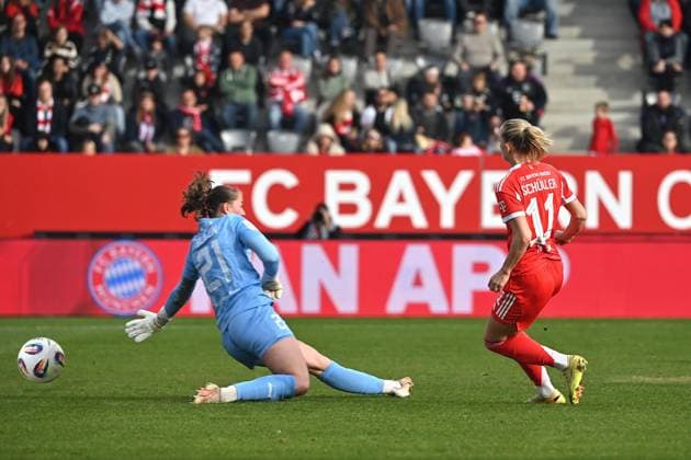 Tor Lea SCHUELLER (FCB) zm 2-1, Aktion,Torschuss gegen Torfrau Luisa PALMEN (E). Fussball Google Pixel Bundesliga der Frauen Saison 2025 2026, 8.Spieltag, Spieltag08 FC Bayern Muenchen Frauen - SGS Essen am 01.11.2025 FC BAYERN CAMPUS