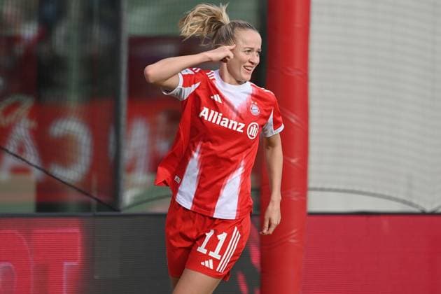 Torjubel Lea SCHUELLER (FCB) nach Tor zum 3-1, Jubel,Freude,Begeisterung,Aktion, Fussball Google Pixel Bundesliga der Frauen Saison 2025 2026, 8.Spieltag, Spieltag08 FC Bayern Muenchen Frauen - SGS Essen am 01.11.2025 FC BAYERN CAMPUS