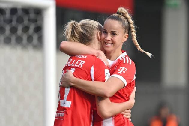 Torjubel Lea SCHUELLER (FCB) nach Tor zum 3-1 mit Giulia GWINN (FCB,re), Jubel,Freude,Begeisterung,Aktion, Fussball Google Pixel Bundesliga der Frauen Saison 2025 2026, 8.Spieltag, Spieltag08 FC Bayern Muenchen Frauen - SGS Essen am 01.11.2025 FC BAYERN CAMPUS