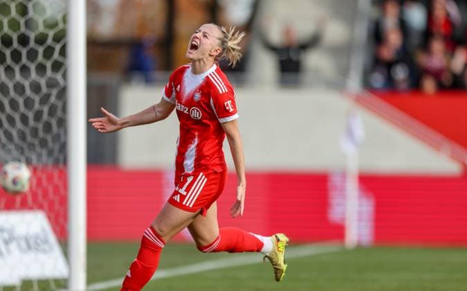 DEU, München, FC Bayern München vs SGS Essen, Google Pixel Frauen Bundesliga, DFB, Saison 2526, FC Bayern Campus, 8. Spieltag im Bild: Tor und Jubel, Lea Schüller (Bayern München 11) erzielt das 3:1 gegen Essen, Freude DFB DFL REGULATIONS PROHIBIT ANY USE OF PHOTOGRAPHS AS IMAGE SEQUENCES AND OR QUASI-VIDEO, 01.11.2025 Copyright: HMBxMedia HendrikxHamelau