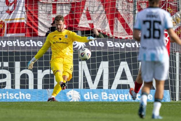 Thomas Daehne 21 (TSV 1860 Muenchen), TSV 1860 Muenchen vs. Energie Cottbus, 3. Liga, 13. Spieltag, 01.11.2025 DFB regulations prohibit any use of photographs as image sequences and or quasi-video Muenchen Bayern Deutschland