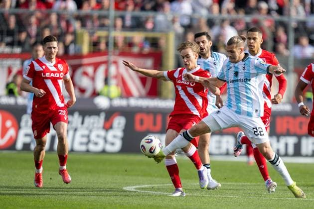 Sigurd Haugen 22 (TSV 1860 Muenchen) im Zweikampf mit Lukas Michelbrink 8 (FC Energie Cottbus), TSV 1860 Muenchen vs. Energie Cottbus, 3. Liga, 13. Spieltag, 01.11.2025 DFB regulations prohibit any use of photographs as image sequences and or quasi-video Muenchen Bayern Deutschland
