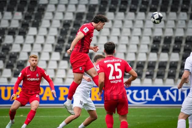Deutschland, Fußball, Regionalliga Südwest, Saison 2025 2026, 15. Spieltag SC Freiburg II vs. TSV Steinbach Haiger Dreisamstadion (Freiburg): David Schopper (SC Freiburg II, 17) Freiburg Dreisamstadion Baden-Württemberg Deutschland Copyright: xFINLEYxMÖRCHx