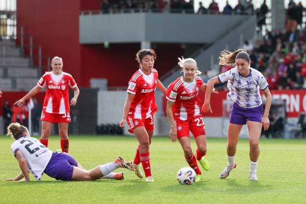 Pernille Harder (FC Bayern Muenchen, 21) mit Kassandra Potsi (SGS Essen, 28), mit Momoko Tanikawa (FC Bayern Muenchen, 18) und Julia Debitzki (SGS Essen, 23), GER, FC Bayern Muenchen vs. SGS Essen, Fussball, Google Pixel Frauen-Bundesliga, 8. Spieltag, Saison 2025 2026, 01.11.2025, DFL DFB REGULATIONS PROHIBIT ANY USE OF PHOTOGRAPHS as IMAGE SEQUENCES and or QUASI-VIDEO, GER, FC Bayern Muenchen vs. SGS Essen, Fussball, Google Pixel Frauen-Bundesliga, 8. Spieltag, Saison 2025 2026, 01.11.2025 Muenchen Copyright: xEibner-Pressefoto JennixMaulx EP_JML