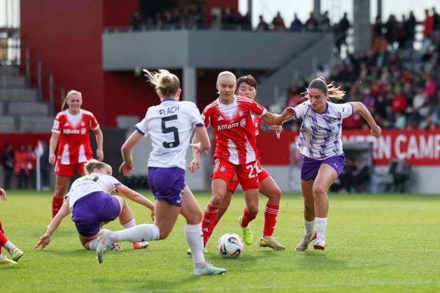 Pernille Harder (FC Bayern Muenchen, 21) mit Kassandra Potsi (SGS Essen, 28), mit Momoko Tanikawa (FC Bayern Muenchen, 18) und Julia Debitzki (SGS Essen, 23) und Paula Flach (SGS Essen, 05), GER, FC Bayern Muenchen vs. SGS Essen, Fussball, Google Pixel Frauen-Bundesliga, 8. Spieltag, Saison 2025 2026, 01.11.2025, DFL DFB REGULATIONS PROHIBIT ANY USE OF PHOTOGRAPHS as IMAGE SEQUENCES and or QUASI-VIDEO, GER, FC Bayern Muenchen vs. SGS Essen, Fussball, Google Pixel Frauen-Bundesliga, 8. Spieltag, Saison 2025 2026, 01.11.2025 Muenchen Copyright: xEibner-Pressefoto JennixMaulx EP_JML