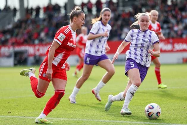 Giulia Gwinn (FC Bayern Muenchen, 07) mit Paula Flach (SGS Essen, 05), GER, FC Bayern Muenchen vs. SGS Essen, Fussball, Google Pixel Frauen-Bundesliga, 8. Spieltag, Saison 2025 2026, 01.11.2025, DFL DFB REGULATIONS PROHIBIT ANY USE OF PHOTOGRAPHS as IMAGE SEQUENCES and or QUASI-VIDEO, GER, FC Bayern Muenchen vs. SGS Essen, Fussball, Google Pixel Frauen-Bundesliga, 8. Spieltag, Saison 2025 2026, 01.11.2025 Muenchen Copyright: xEibner-Pressefoto JennixMaulx EP_JML