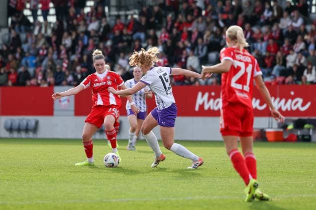 Alara Sehitler (FC Bayern Muenchen, 14) mit Laura Pucks (SGS Essen, 15), GER, FC Bayern Muenchen vs. SGS Essen, Fussball, Google Pixel Frauen-Bundesliga, 8. Spieltag, Saison 2025 2026, 01.11.2025, DFL DFB REGULATIONS PROHIBIT ANY USE OF PHOTOGRAPHS as IMAGE SEQUENCES and or QUASI-VIDEO, GER, FC Bayern Muenchen vs. SGS Essen, Fussball, Google Pixel Frauen-Bundesliga, 8. Spieltag, Saison 2025 2026, 01.11.2025 Muenchen Copyright: xEibner-Pressefoto JennixMaulx EP_JML