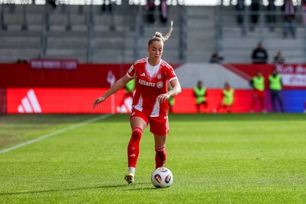 Giulia Gwinn (FC Bayern Muenchen, 07) mit Ball, GER, FC Bayern Muenchen vs. SGS Essen, Fussball, Google Pixel Frauen-Bundesliga, 8. Spieltag, Saison 2025 2026, 01.11.2025, DFL DFB REGULATIONS PROHIBIT ANY USE OF PHOTOGRAPHS as IMAGE SEQUENCES and or QUASI-VIDEO, GER, FC Bayern Muenchen vs. SGS Essen, Fussball, Google Pixel Frauen-Bundesliga, 8. Spieltag, Saison 2025 2026, 01.11.2025 Muenchen Copyright: xEibner-Pressefoto JennixMaulx EP_JML