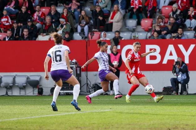 Klara Buehl (FC Bayern Muenchen, 17) mit Vanessa Fuerst (SGS Essen, 08) und Jacqueline Meissner (SGS Essen, 16), GER, FC Bayern Muenchen vs. SGS Essen, Fussball, Google Pixel Frauen-Bundesliga, 8. Spieltag, Saison 2025 2026, 01.11.2025, DFL DFB REGULATIONS PROHIBIT ANY USE OF PHOTOGRAPHS as IMAGE SEQUENCES and or QUASI-VIDEO, GER, FC Bayern Muenchen vs. SGS Essen, Fussball, Google Pixel Frauen-Bundesliga, 8. Spieltag, Saison 2025 2026, 01.11.2025 Muenchen Copyright: xEibner-Pressefoto JennixMaulx EP_JML