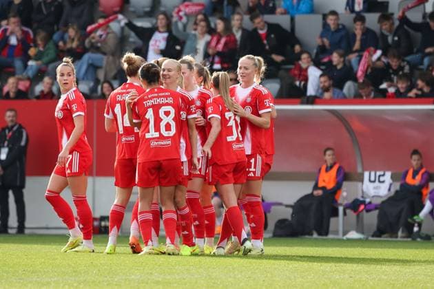 Jubel zum Tor zum 2:1 durch Pernille Harder (FC Bayern Muenchen, 21), GER, FC Bayern Muenchen vs. SGS Essen, Fussball, Google Pixel Frauen-Bundesliga, 8. Spieltag, Saison 2025 2026, 01.11.2025, DFL DFB REGULATIONS PROHIBIT ANY USE OF PHOTOGRAPHS as IMAGE SEQUENCES and or QUASI-VIDEO, GER, FC Bayern Muenchen vs. SGS Essen, Fussball, Google Pixel Frauen-Bundesliga, 8. Spieltag, Saison 2025 2026, 01.11.2025 Muenchen Copyright: xEibner-Pressefoto JennixMaulx EP_JML