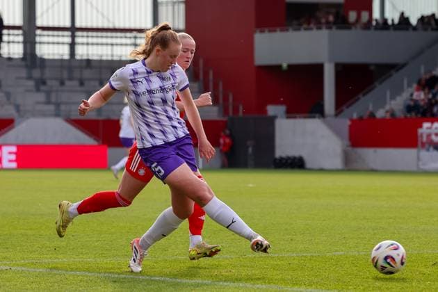 Laura Pucks (SGS Essen, 15) mit Lea Schueller (FC Bayern Muenchen, 11), GER, FC Bayern Muenchen vs. SGS Essen, Fussball, Google Pixel Frauen-Bundesliga, 8. Spieltag, Saison 2025 2026, 01.11.2025, DFL DFB REGULATIONS PROHIBIT ANY USE OF PHOTOGRAPHS as IMAGE SEQUENCES and or QUASI-VIDEO, GER, FC Bayern Muenchen vs. SGS Essen, Fussball, Google Pixel Frauen-Bundesliga, 8. Spieltag, Saison 2025 2026, 01.11.2025 Muenchen Copyright: xEibner-Pressefoto JennixMaulx EP_JML